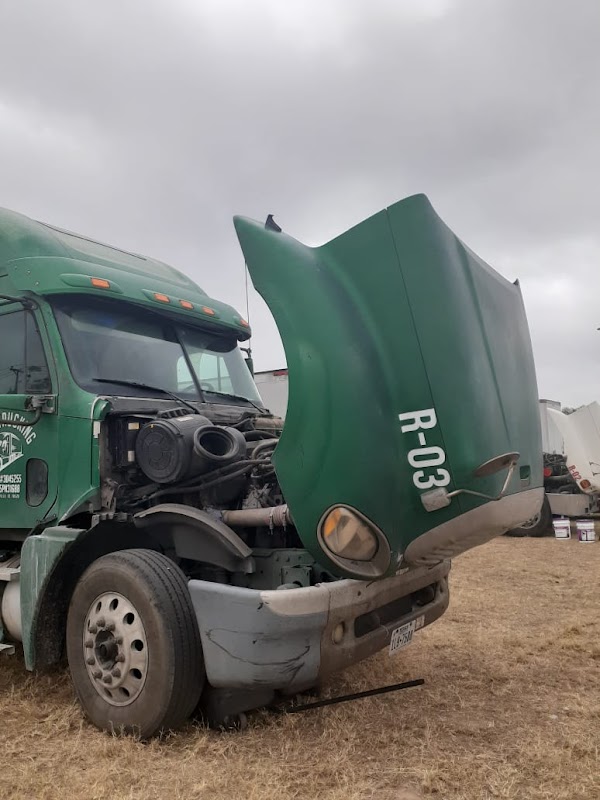 Truck with hood open for diagnostics at El Flaco